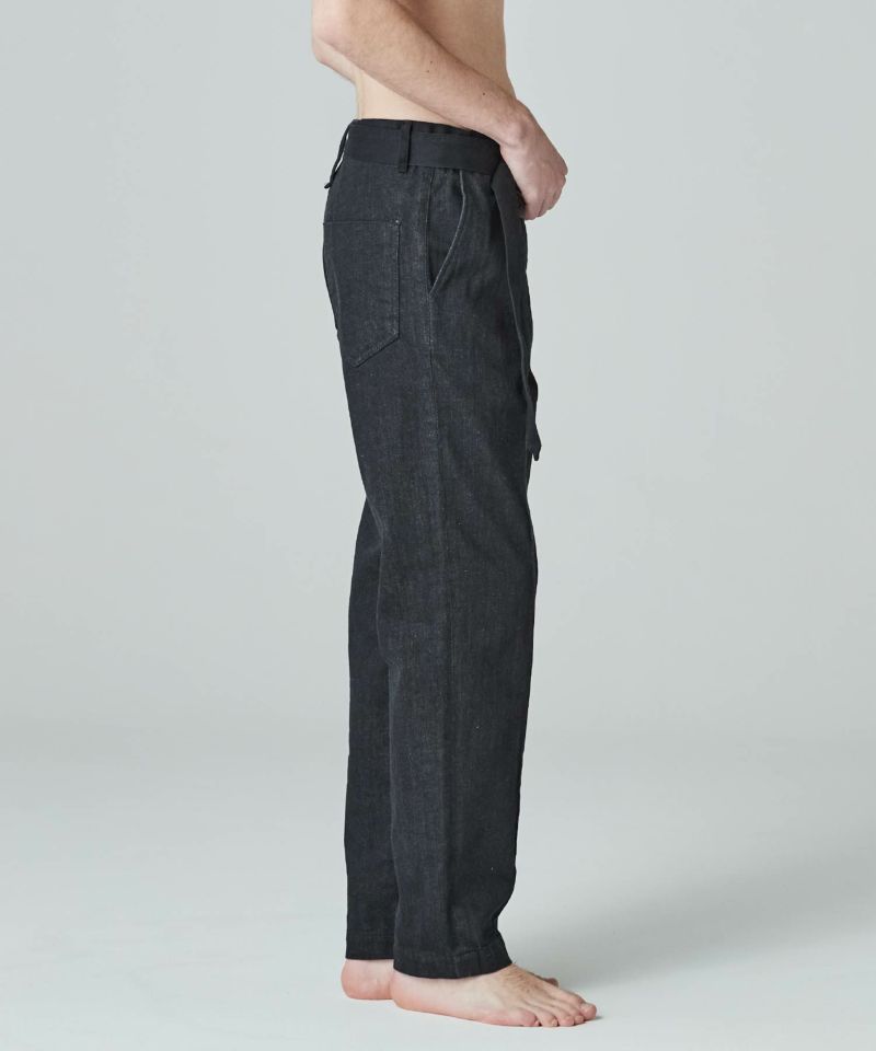 PIN TUCK TAPERED DENIM PANTS